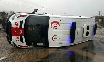 Ambulans vaka dönüşünde devrildi: 2 yaralı