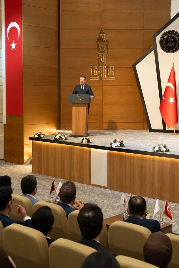 izmir-adliyesinde-bir-liderin-insasi-konferansi-gerceklestirildi-1776420502137.jpg