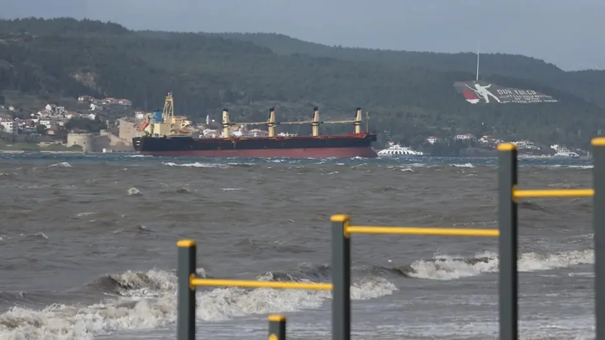 Çanakkale Boğazı gemi arızası nedeniyle transit gemi geçişlerine kapatıldı Çanakkale Boğazı gemi arızası nedeniyle transit gemi geçişlerine kapatıldı