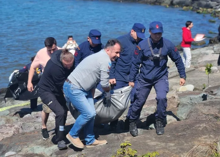 rizede-feci-goruntu-sahilde-erkek-cesedi-bulundu-1777120531369.jpg