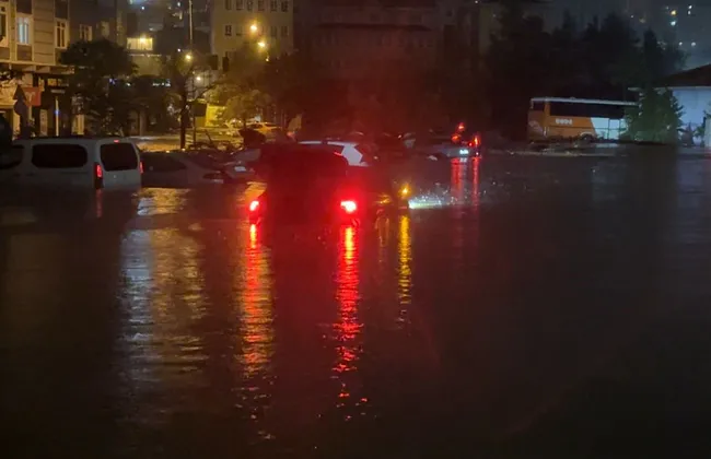 istanbulda-yollar-gole-dondu-bir-vatandas-sel-sularina-kapilmaktan-boyle-kurtuldu-1792004356554.jpeg