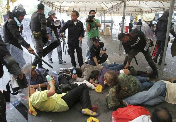 Tayland'da on binlerce protestocuya karşılık 15 bin polis