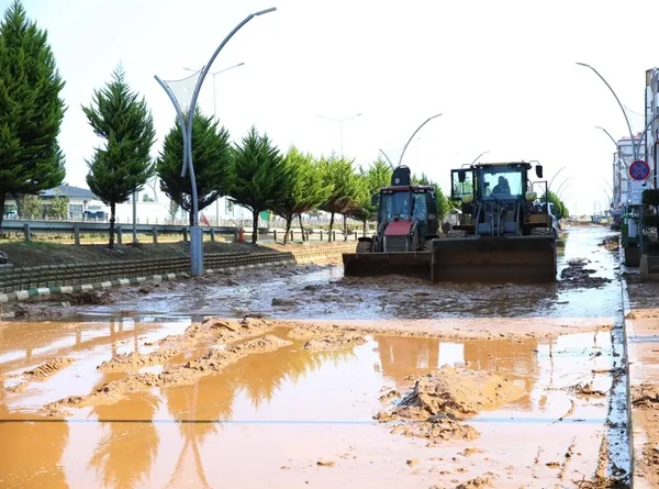 rizede-selin-yaralari-sariliyor-12-arac-21-is-yeri-zarar-gordu-1789902232043.jpg