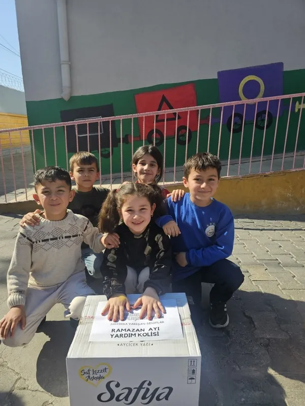 minik-ogrenciler-harcliklariyla-ramazan-kolisi-hazirladi-1743077370175.jpg