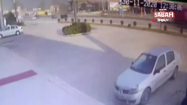 2 kişinin öldüğü 3 kişinin yaralandığı feci kaza saniye saniye kamerada | Video