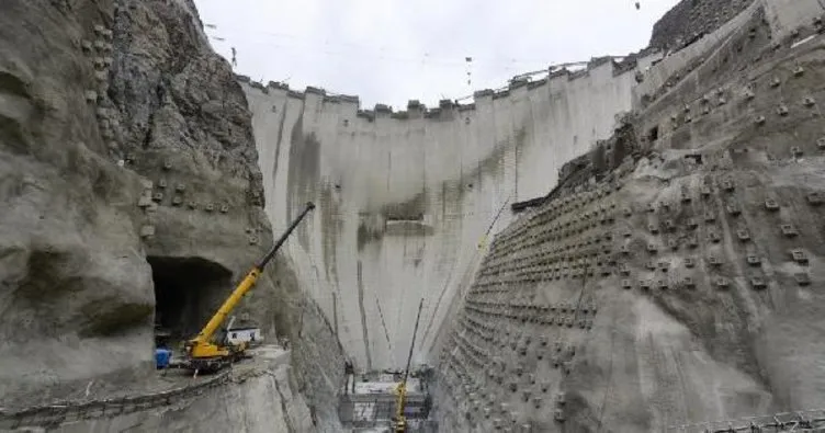 Türkiye’nin en büyük baraj inşaatında dev türbinlerin taşındı