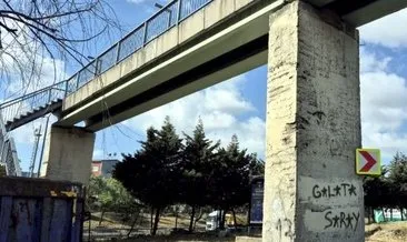 33 yıllık üstgeçit dökülen beton parçaları ile sos veriyor: Köprünün altından geçenler tedirgin oluyor #istanbul