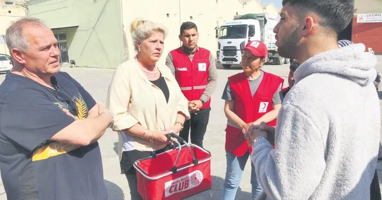 Alman televizyon yıldızı ve Türkiye aşığı Silvia Wollny, depremzedeler için seferber oldu. Bölgeye yardım götüren Silvia, malzemeleri teslim ederken ağladı