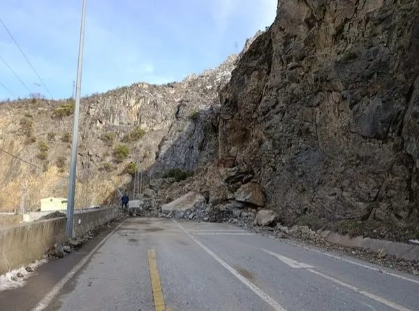 gumushane-giresun-karayolu-heyelan-nedeniyle-ulasima-kapandi-1772542330013.jpg