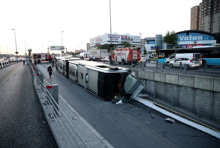 Cevizlibağ’da metrobüs devrildi!