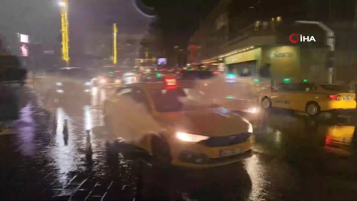 Sağanak yağışın etkili olduğu İstanbul’da şimşekler geceyi aydınlattı | Video videosunu izle Sağanak yağışın etkili olduğu İstanbul’da şimşekler geceyi aydınlattı | Video videosunu izle