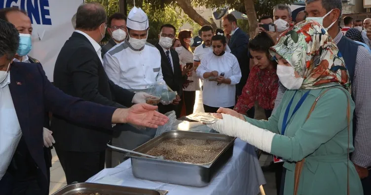 Bakan Yardımcısı Çam, aşure dağıttı