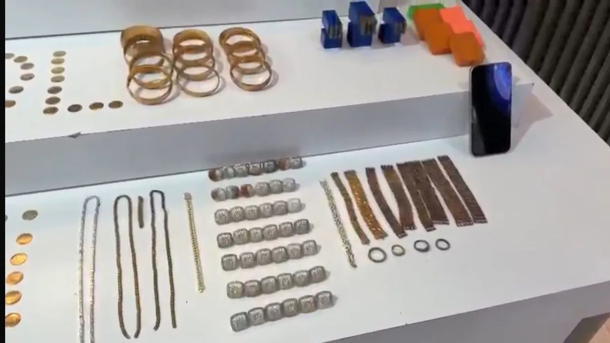 Fatih’te sahte altın imalathanesine baskın: Milyonluk sahte altın ele geçirildi! O anlar kameralara yansıdı… Fatih’te sahte altın imalathanesine baskın: Milyonluk sahte altın ele geçirildi! O anlar kameralara yansıdı…