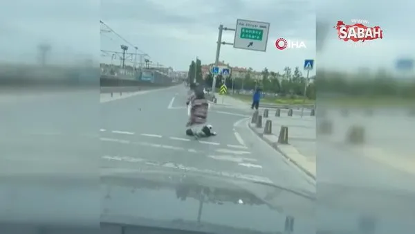 Sultangazi'de motosiklet sürücüsü küçük çocuğa çarpıp kaçtı: O anlar kamerada | Video