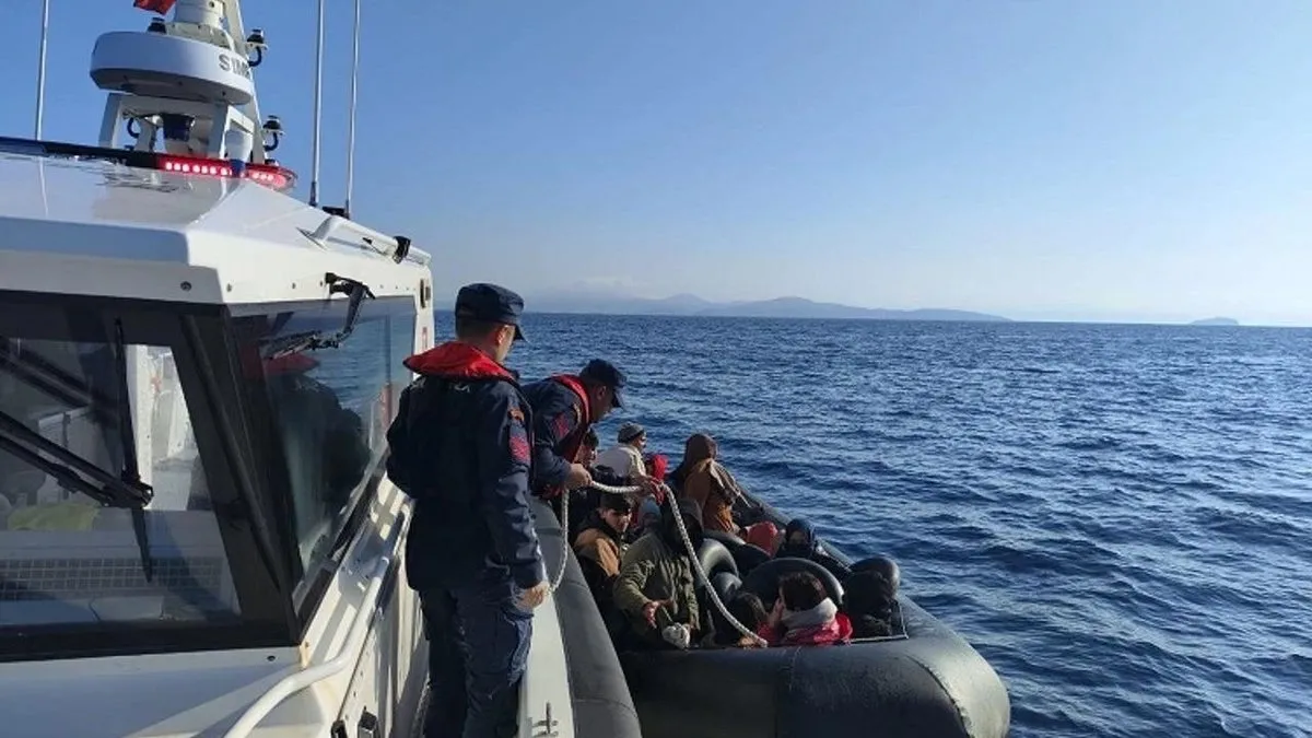 İzmir'de 74 düzensiz göçmen yakalandı
