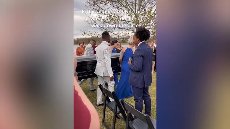 Herkes şaşkına döndü... Damat kendi düğününe tabutla geldi! İşte o anlar | Video