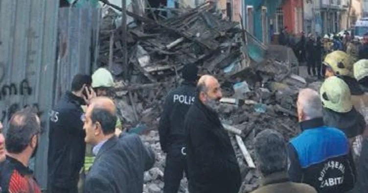 Balat’ta 3 katlı bina çöktü