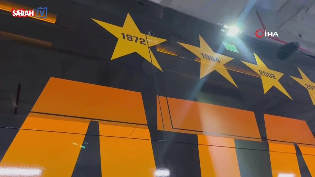 Galatasaray otobüsüne İzmir'de taşlı saldırı | Video