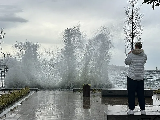 son-dakika-hava-durumu-uyarisi-istanbulda-11-bofor-siddetinde-firtina-saat-verildi-sakin-disari-cikmayin-kirem-1767861927226.jpeg (800×600)