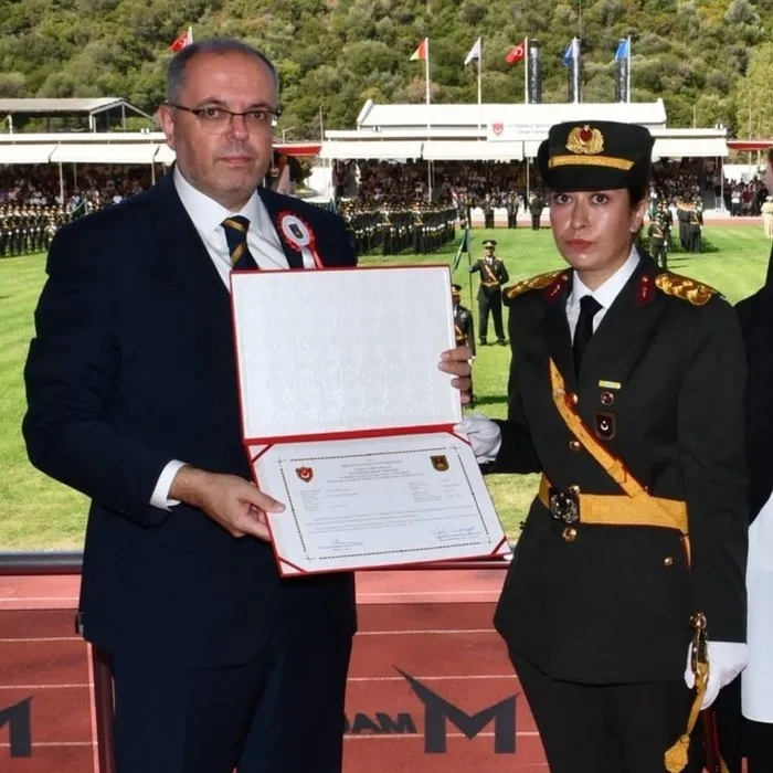 Şehit Ömer Halisdemir'in Kızı Elif Nur Halisdemir Teğmenlik Diplomasını Alırken