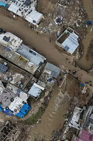 Suriye sele teslim oldu