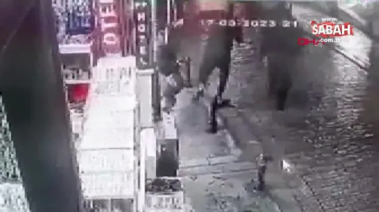 Beyoğlu'nda aracının kontrolünü kaybedip yayalara çarptı! O anlar kamerada | Video