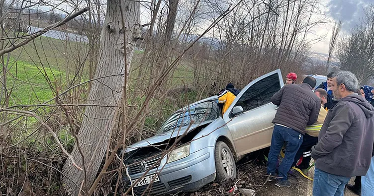 Bursa’da otomobil ağaca çarptı! 1 yaralı