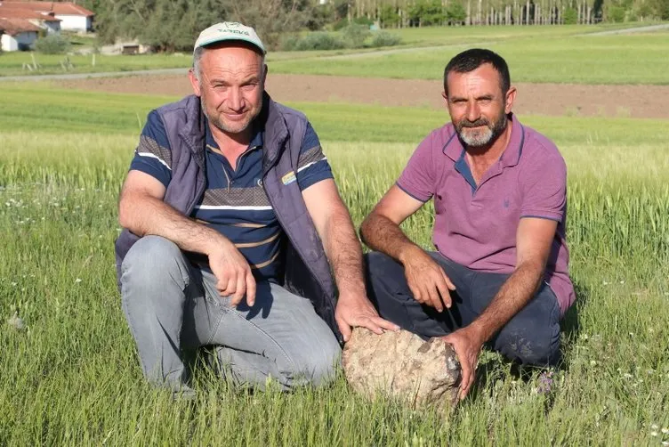 Tarlada bulduğu 'gök taşını' satılığa çıkardı! Tam 68 kilo...