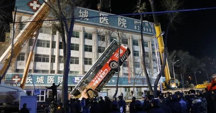 Çin’de otobüs, çöken yola düştü: 6 ölü