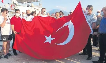 Mersin’den KKTC’ye yüzerek bayrak taşıdı