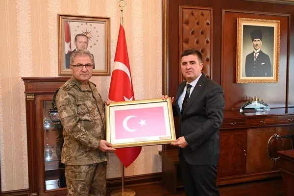 kara-kuvvetleri-komutani-orgeneral-metin-tokelden-vali-sariibrahime-ziyaret-1772463918993.jpg