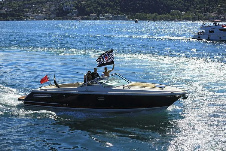 İstanbul Boğazı siyah beyaz! Beşiktaş şampiyonluğun tadını çıkarıyor...
