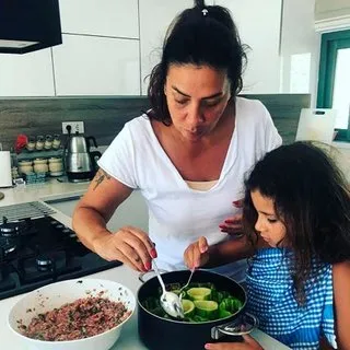 Anne-kız mutfakta