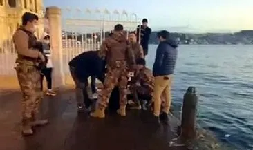 Fotoğraf çektirirken denize düşen turisti polis kurtardı