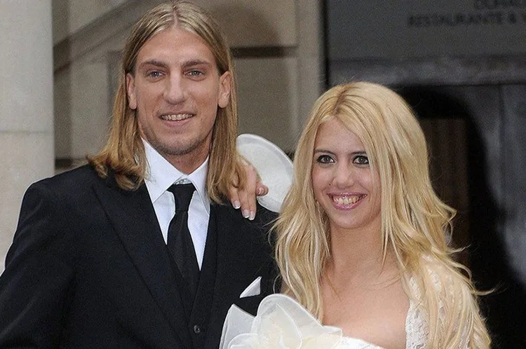 arjantinli-yildiz-icardiye-sok-esi-wanda-nara-tarafindan-aldatildi-1648379759486.jpg