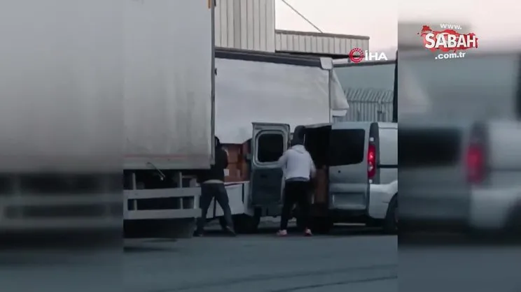Sürücüsünün içinde uyuduğu aracı böyle soydular | Video