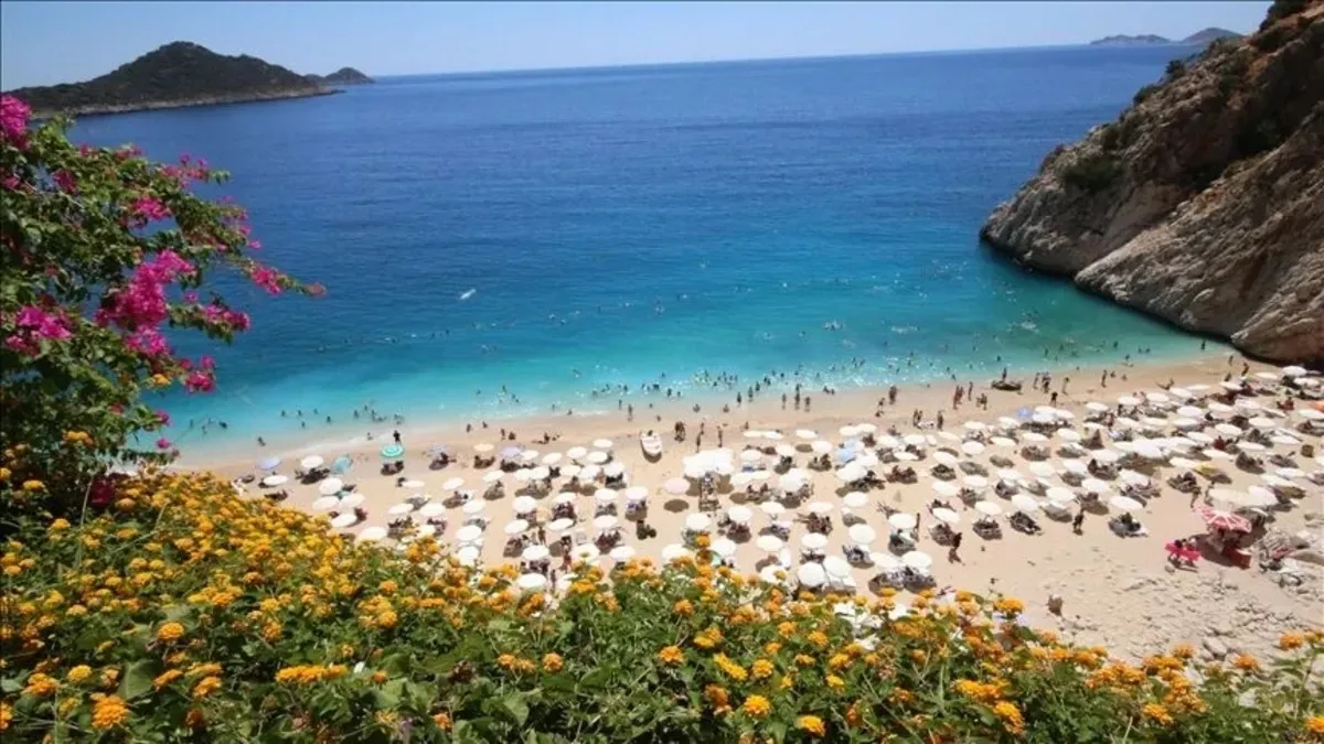 Türk turistlerden milyonlarca dolarlık hediye: Tam 361 milyon 978 bin dolar Türk turistlerden milyonlarca dolarlık hediye: Tam 361 milyon 978 bin dolar