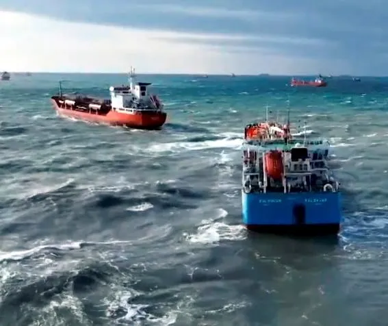 bakirkoy-aciklarinda-iki-tanker-firtina-nedeniyle-birbirine-temas-etti-1767125500767.jpg