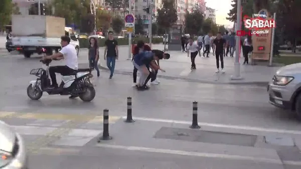 Çorum'da birdirbir oynayarak yoldan karşıya geçtiler