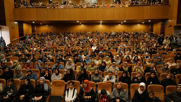 aile-danismani-erdim-ebeveyn-cocuk-iliskisine-isik-tuttu-1730798095007.jpg
