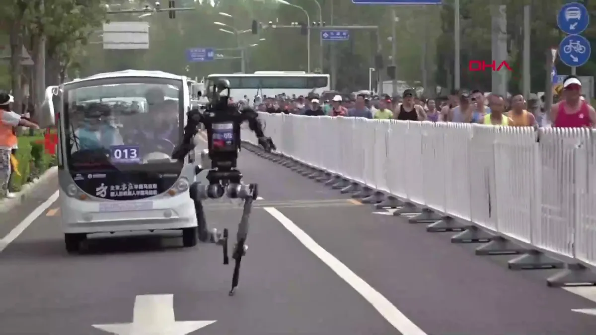 Çin’den insansı robotlardan maraton şovu… Dünya rekorunu kırdı | Video videosunu izle Çin’den insansı robotlardan maraton şovu… Dünya rekorunu kırdı | Video videosunu izle