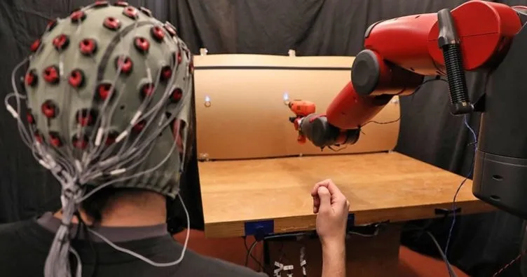 Bu robot beyin dalgalarından komut alıyor!