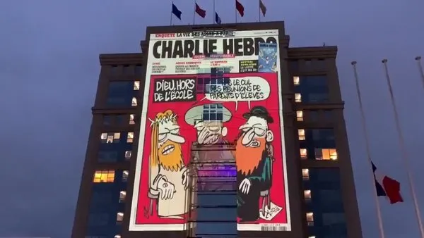 Macron haddini aşıyor! Fransa'da Hz. Muhammed'e hakaret karikatürleri devlet binalarına yansıtıldı | Video