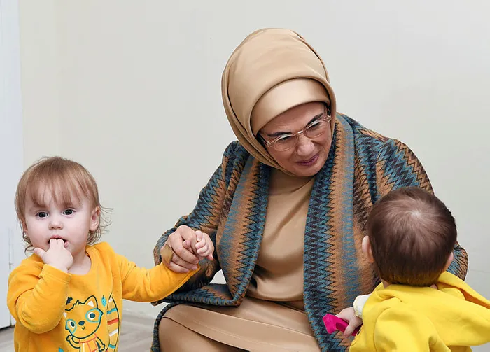 emine-erdogan-burada-mutlu-ve-emin-ellerdeler-1669880762529.jpg
