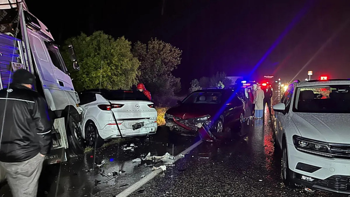 Uşak’ta zincirleme kaza: 4 ölü, 17 yaralı!