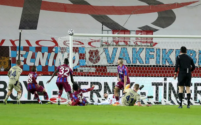 son-dakika-trabzonspor-fenerbahce-macinin-ilk-yarisina-ugurcan-cakir-damga-vurdu-1614532711133.jpg