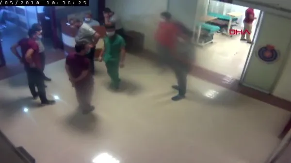 Kahramanmaraş'ta güvenlik görevlilerine saldıran hasta yakınları kamerada
