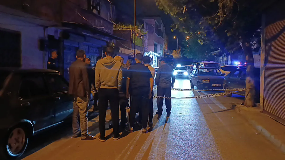 Kahramanmaraş’ta dehşet anları: Sokak ortasında rastgele ateş açtı! 1’i kadın 2 kişi yaralandı Kahramanmaraş’ta dehşet anları: Sokak ortasında rastgele ateş açtı! 1’i kadın 2 kişi yaralandı