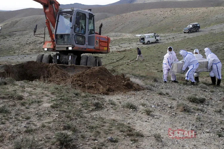 Dünya bu görüntüleri konuşuyor! SON DAKİKA: Corona virüs kurbanını kimsenin olmadığı bir dağ başına gömüp gittiler!