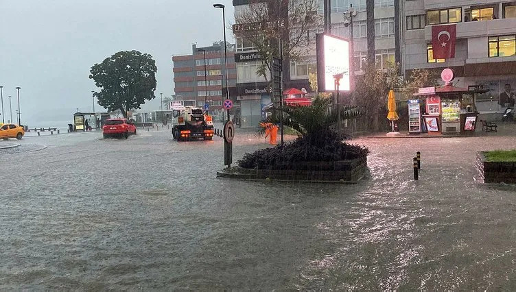 Meteoroloji sarı kodlu uyarmıştı: 4 kenti su bastı! İzmir, Çanakkale, Muğla, Tekirdağ'da son durum